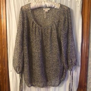Light weight material, flows nice over shoulders and mid section. Size L.